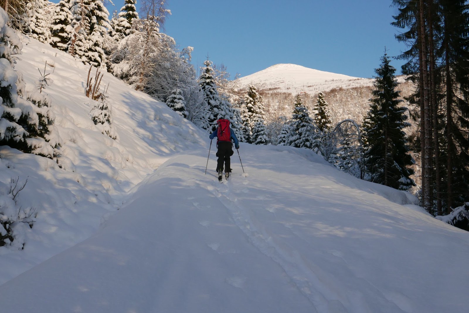 Et bilde som inneholder utendørs, snø, vinter, personAutomatisk generert beskrivelse