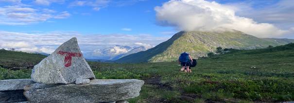 Et bilde som inneholder utendørs, sky, fjell, himmelKI-generert innhold kan være feil.