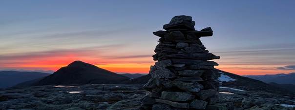 Et bilde som inneholder himmel, utendørs, sky, fjellKI-generert innhold kan være feil.