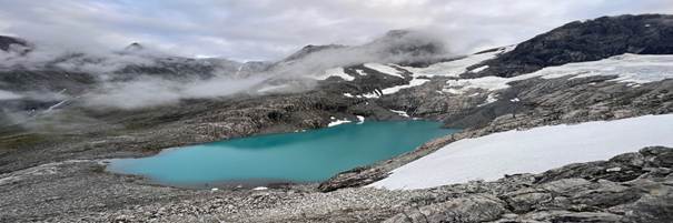 Et bilde som inneholder natur, utendørs, fjell, skyKI-generert innhold kan være feil.
