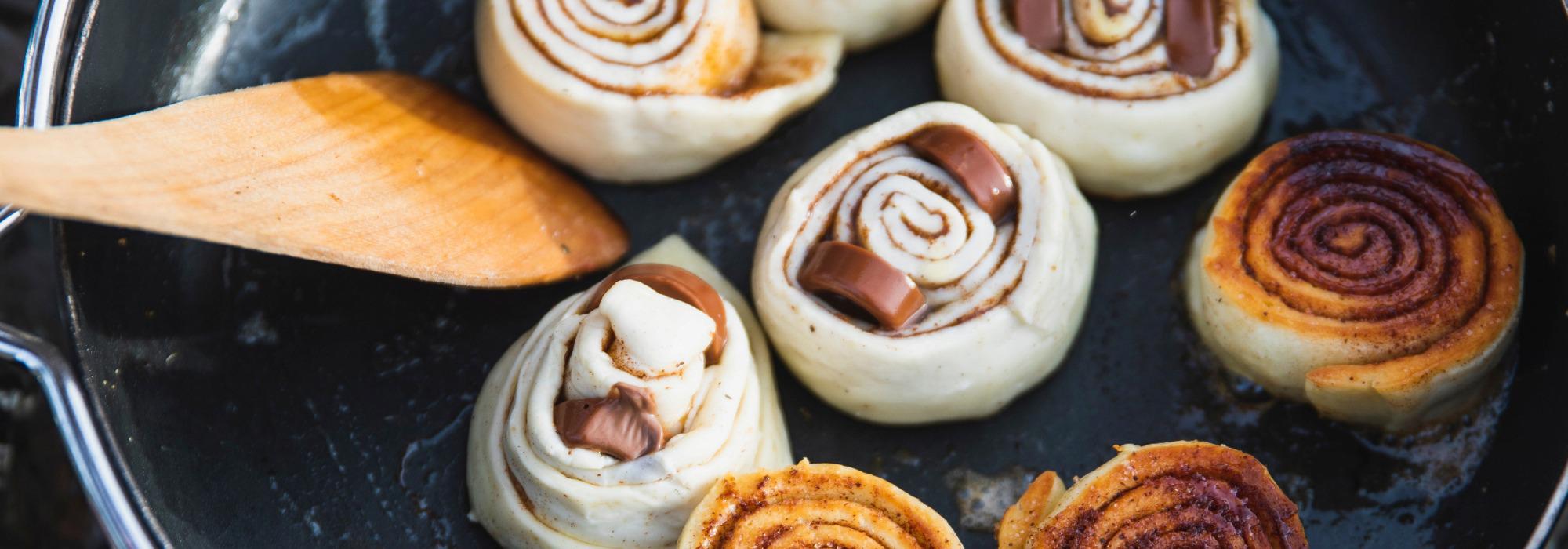 Turbokanelboller på primus og kakao med Barnas Turlag