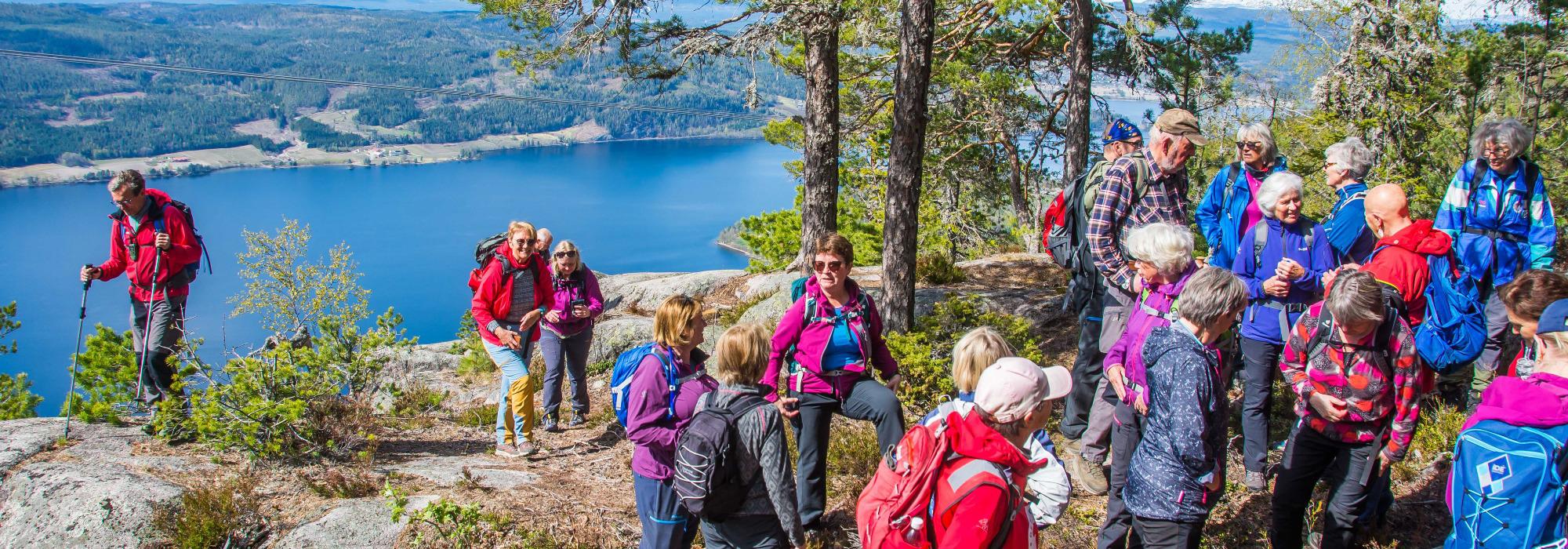 Ut på tur Eiker: Finnemarka. Besøk ved gamle finneboplasser.