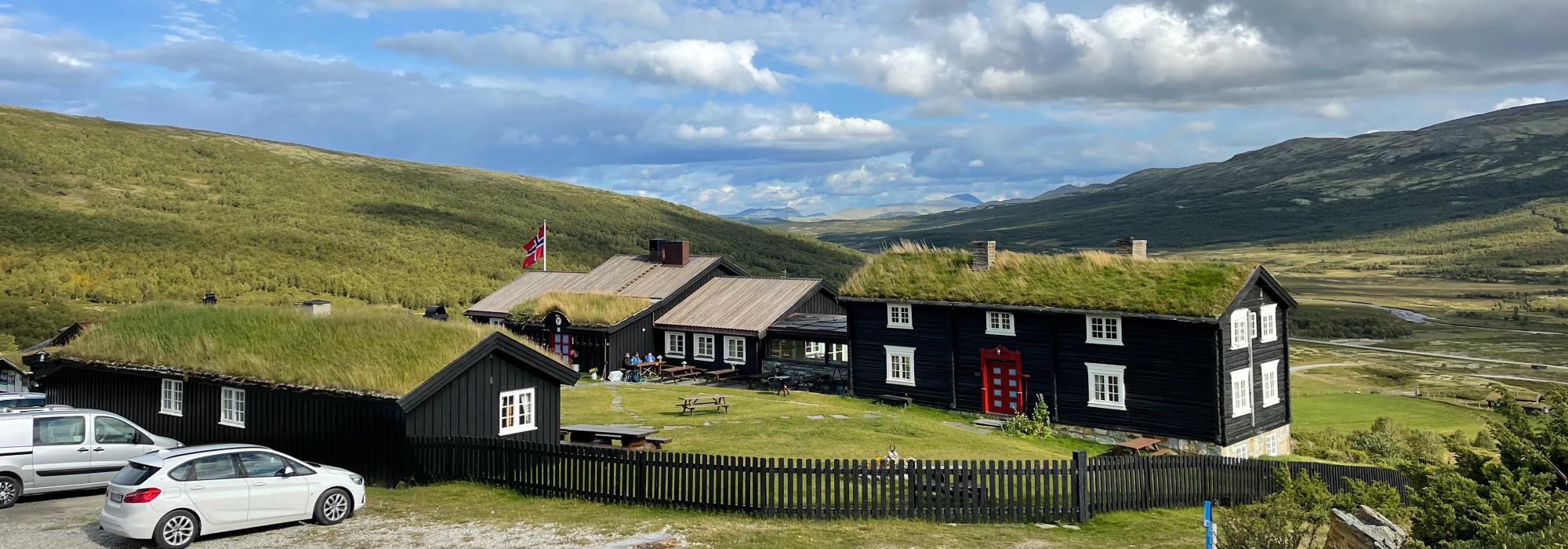Opplev naturperlen Grimsdalen med morgenyoga og lettgåtte turer i vakker uberørt natur