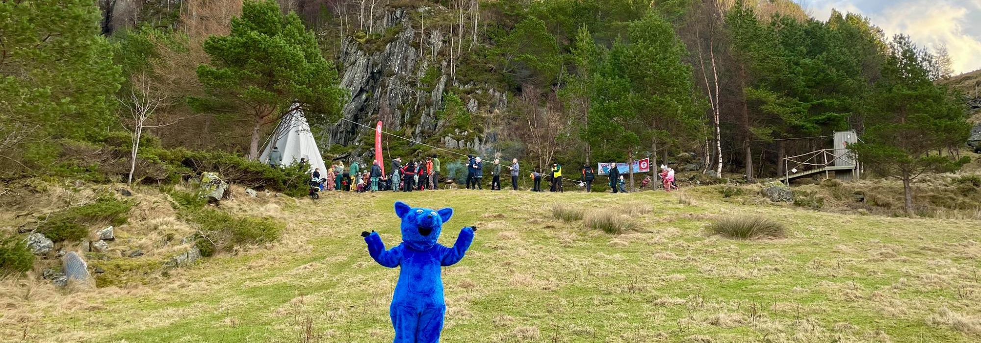Fottur til gapahuken ved Leikanger skule med Barnas Turlag Sande