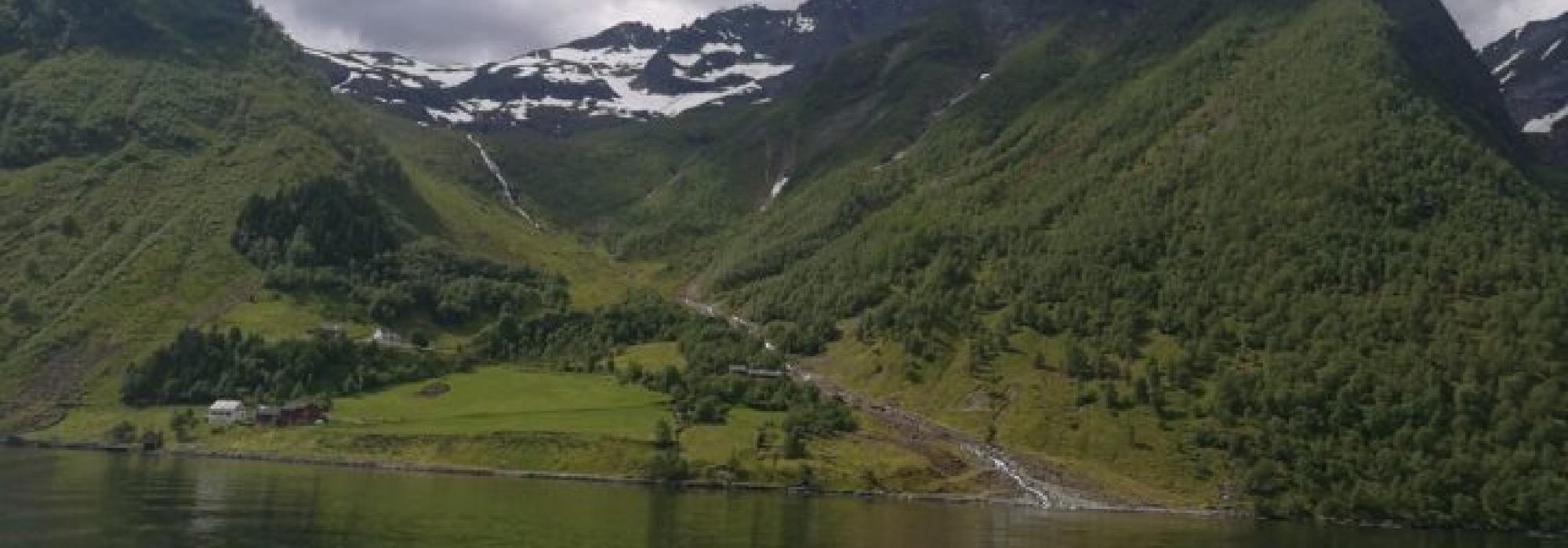 Gårsbesøk på Skårabakken i Hjørundfjorden med Barnas Turlag