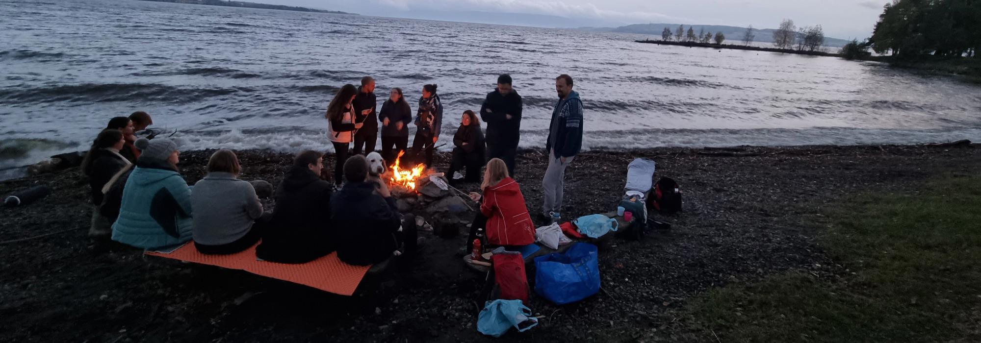 Bålkveld ved Mjøsa for unge voksne