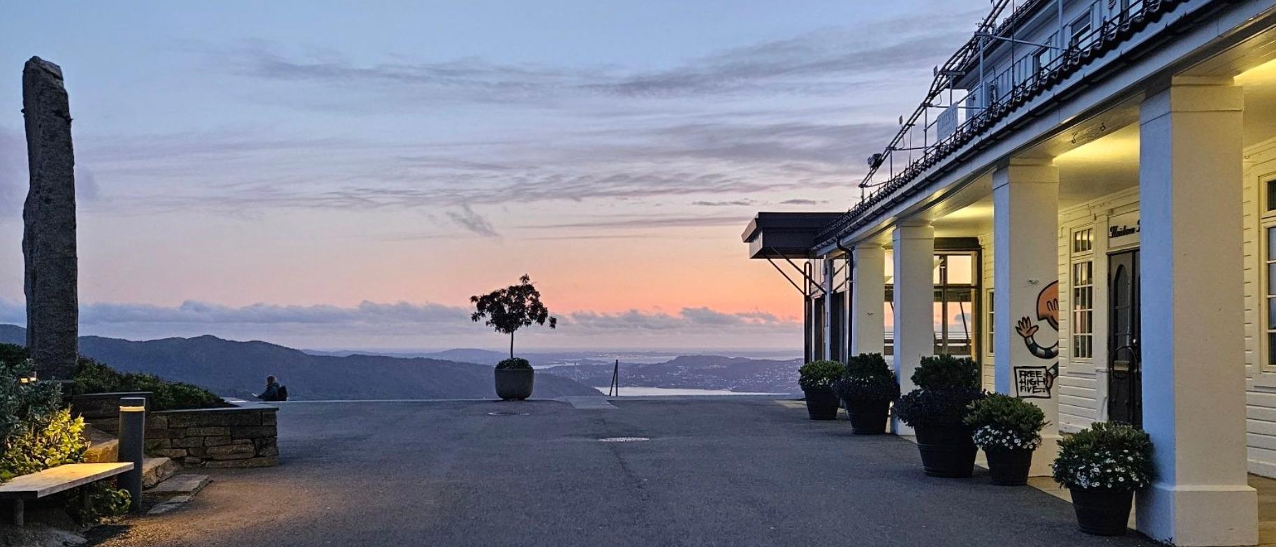 Fløyen med Vardesenteret og Krefter på tur