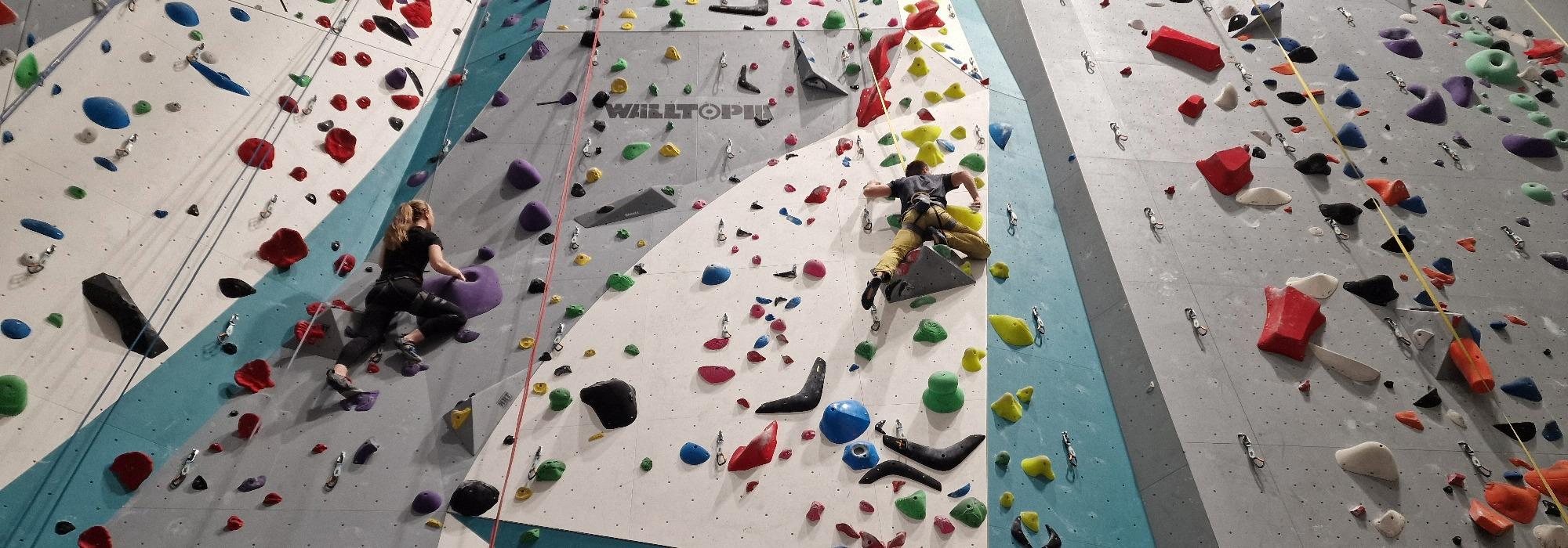 Innendørs klatring på Klatreverket for DNT Sør Ung/voksen