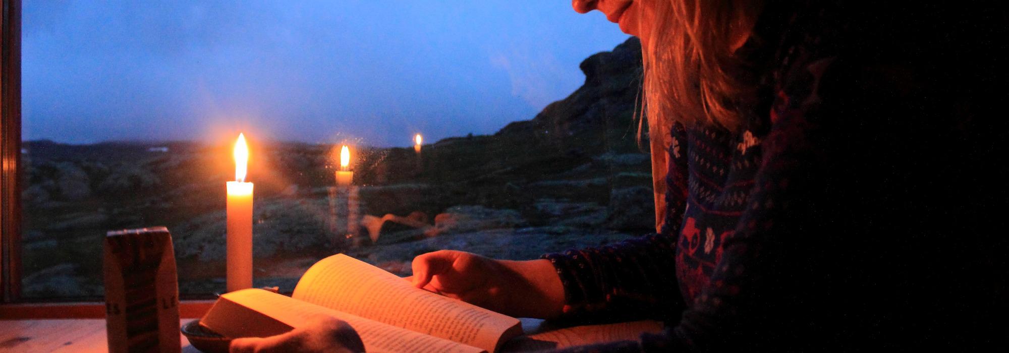 Høytlesning med Barnas Turlag rundt bålpanna