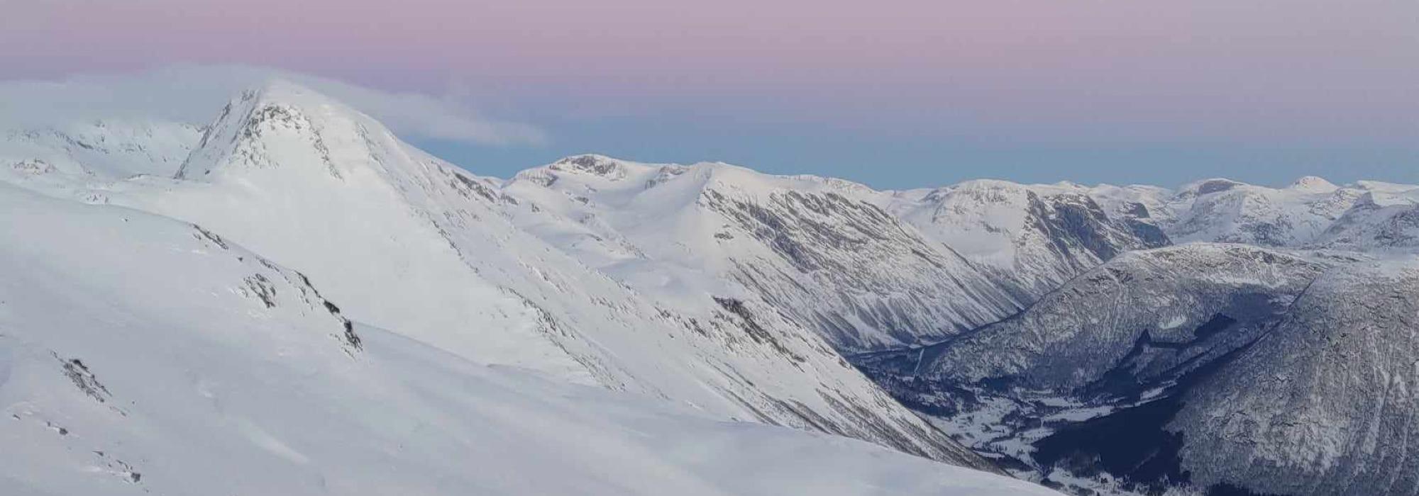 DAGSTUR - EXPLORING VALLDALEN- TOPPTUR PÅ SKI