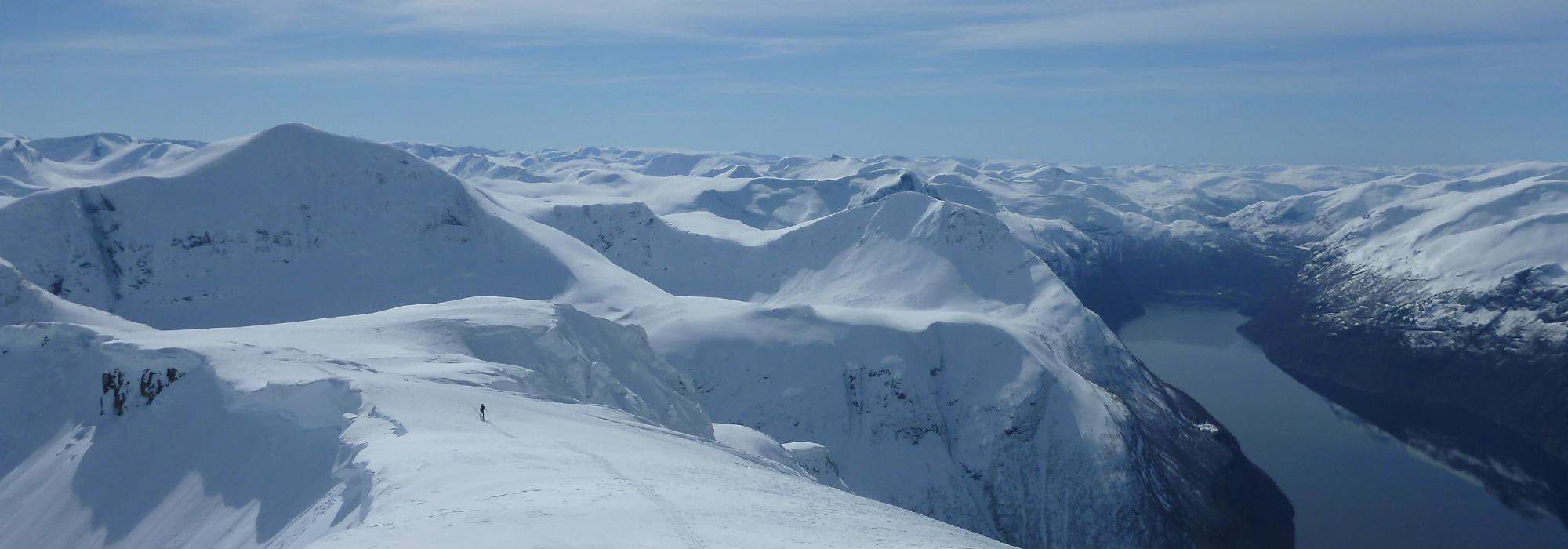DAGSTUR - EXPLORING STRANDA - TOPPTUR PÅ SKI