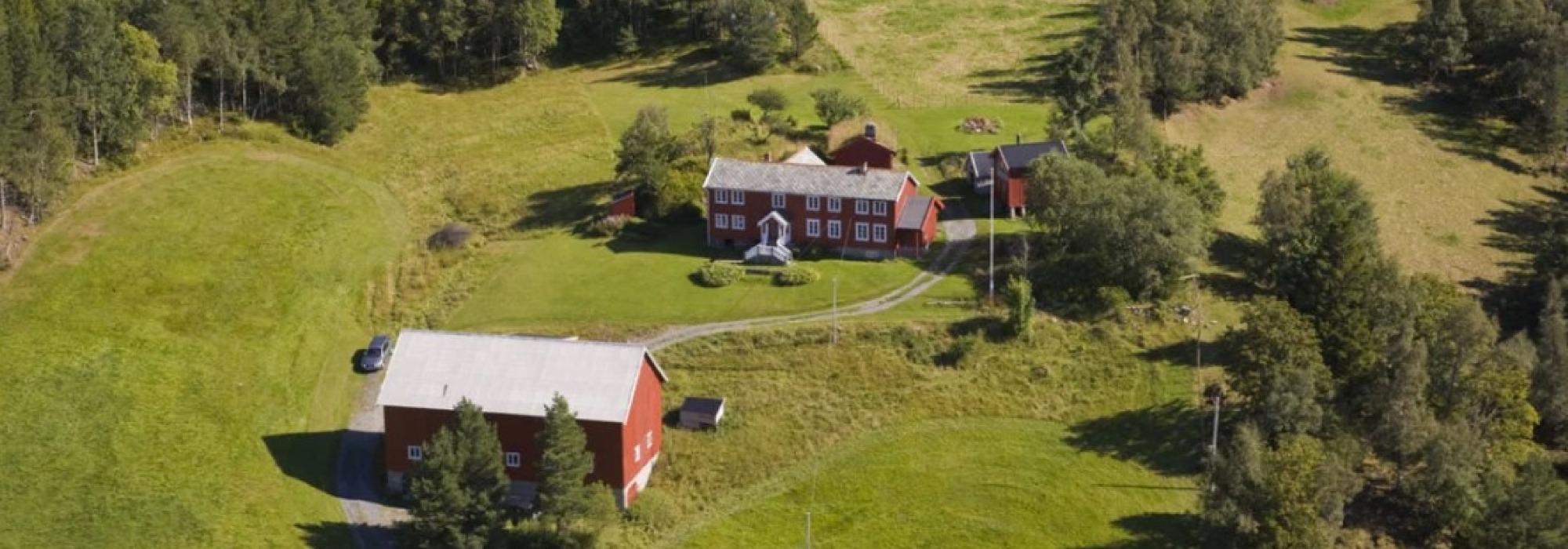 Tur til minnesteinen over fenrik Arnfinn Skjøstad ved Ertvågfjellet på Ertvågøya