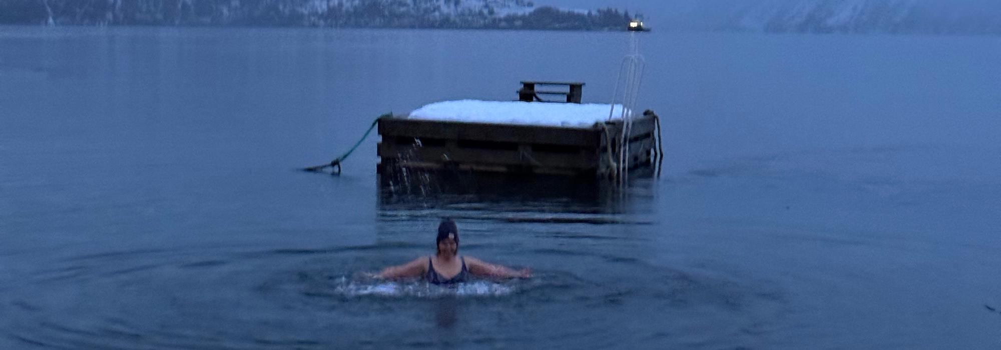 Vinterbading på badestranda på Sæbø