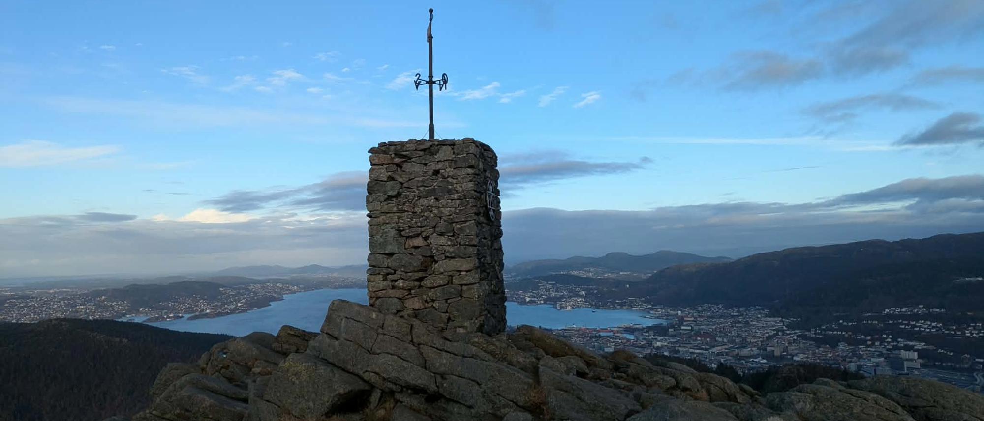 Løvstakken fra vest med DNT Nærtur Bergen. Obs. Kl.12:00