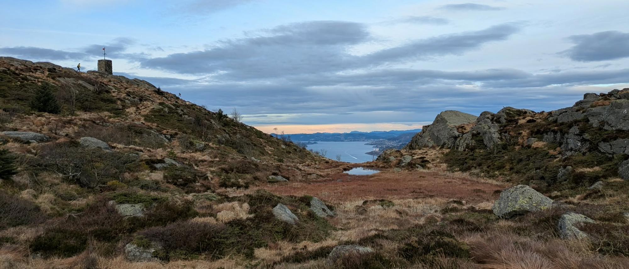 Løvstakken fra øst med DNT Nærtur Bergen, Obs, Kl.12:00