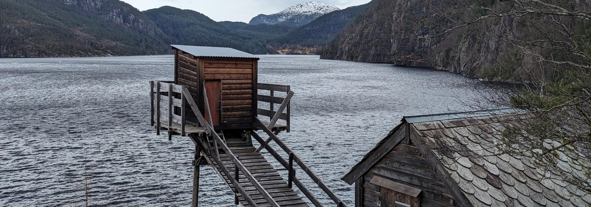 Vegalause gardar langs Osterfjorden inkludert båttur og betasuppe og foredrag på Kleiveland gard 9. mai