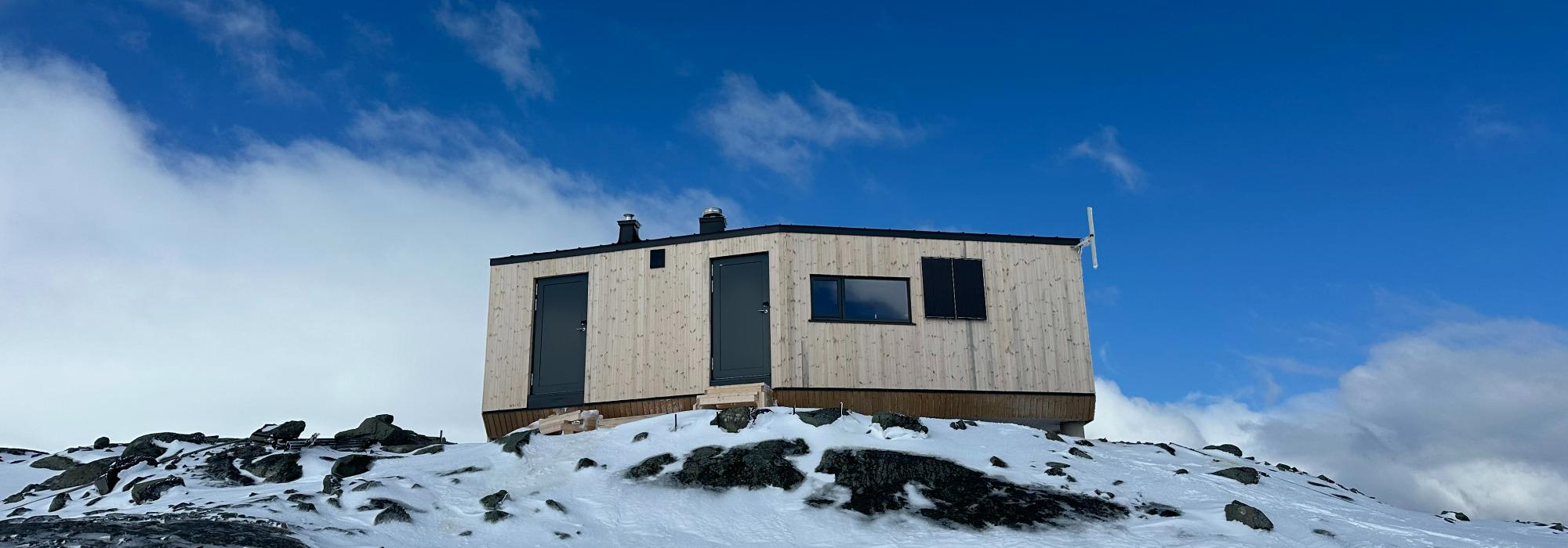 Ålfotbrehytta og Ålfotbreen på Ski