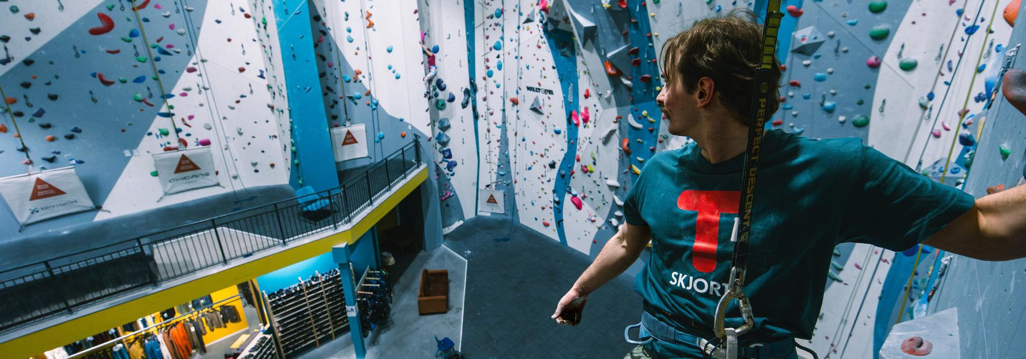 Innendørs klatring på Klatreverket for DNT Sør Ung/voksen