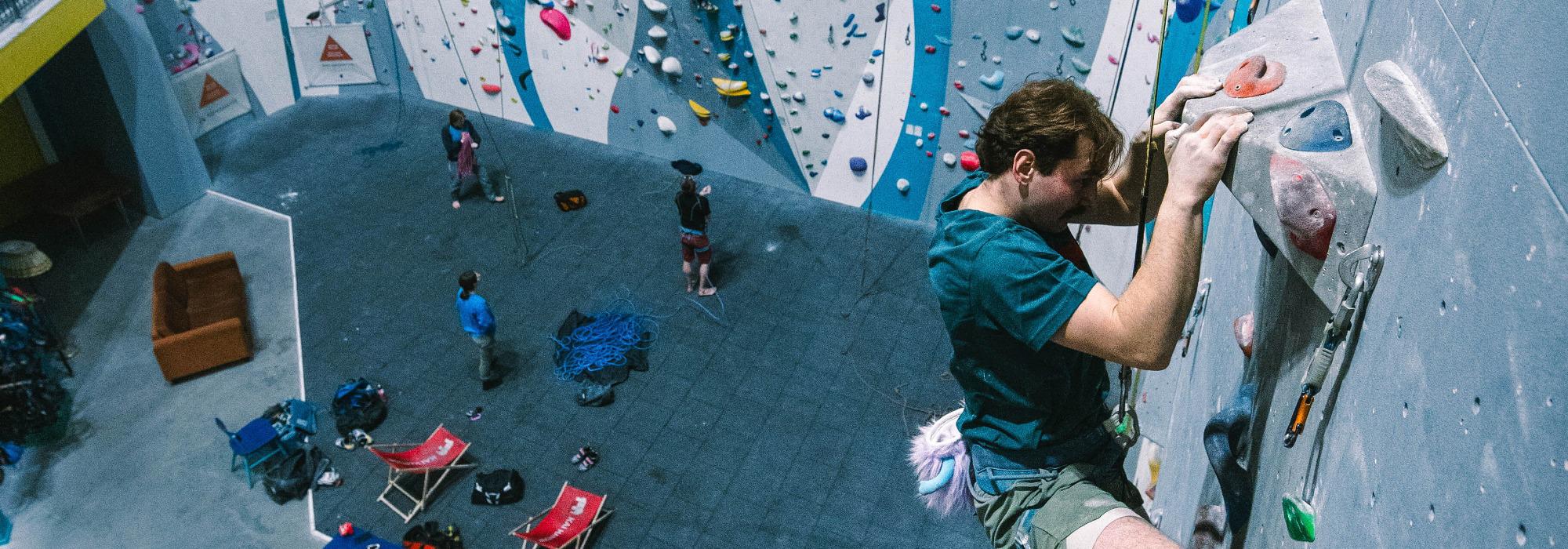 Innendørs klatring på Klatreverket for DNT Sør Ung/voksen
