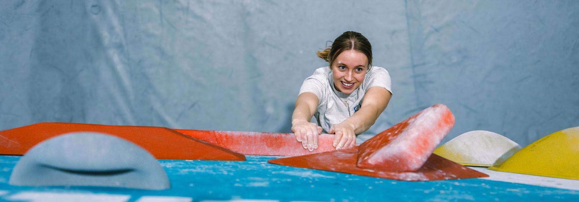 Innendørs klatring på Klatreverket for DNT Sør Ung/voksen