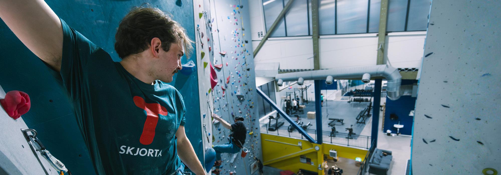 Innendørs klatring på Klatreverket for DNT Sør Ung/voksen