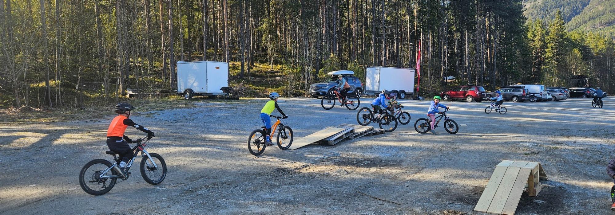 Sykkelleik i Kvernhushaugen med Barnas Turlag Sogndal