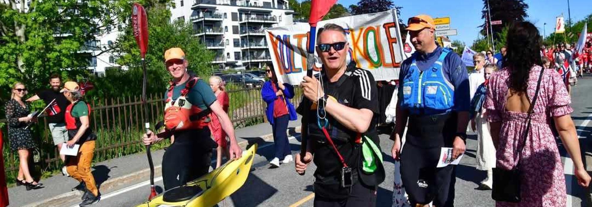 Grimstad Padleklubb går i borgertoget