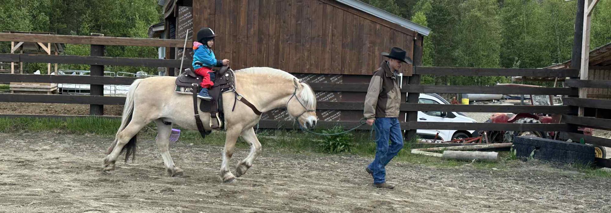 Barnas Turlag besøker Flatmoen gård
