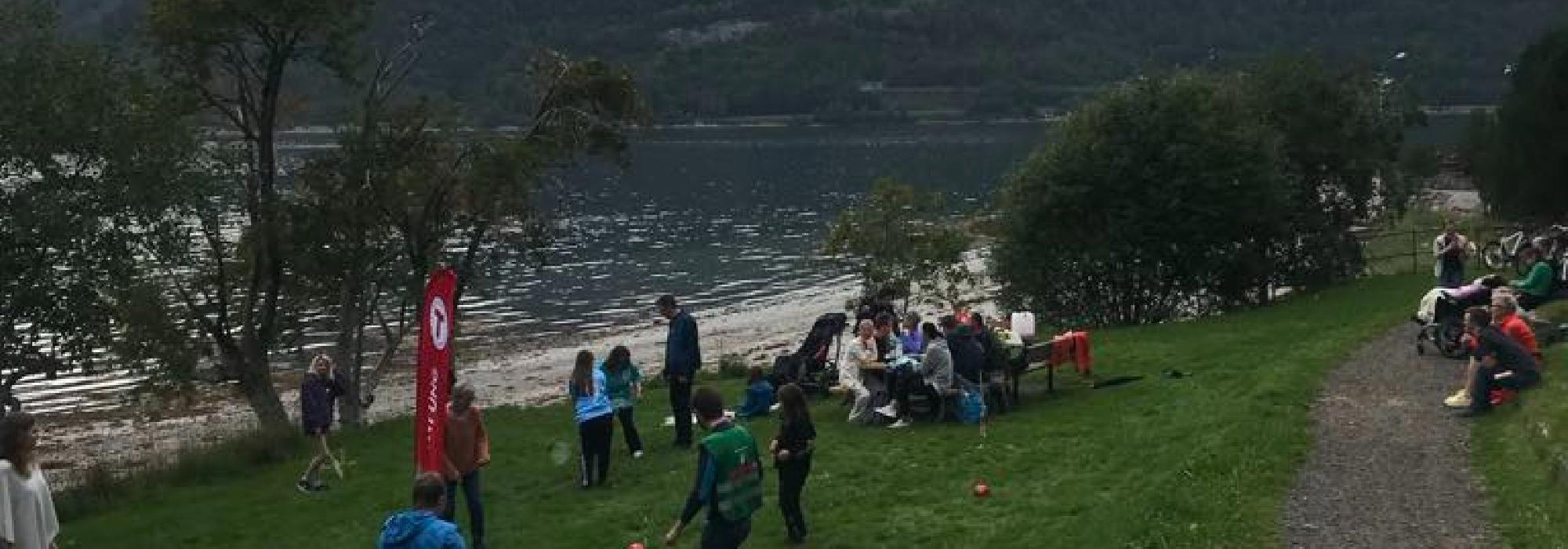 Plastryddeaksjon i Kammen med Barnas Turlag for "La Rauma skinne"