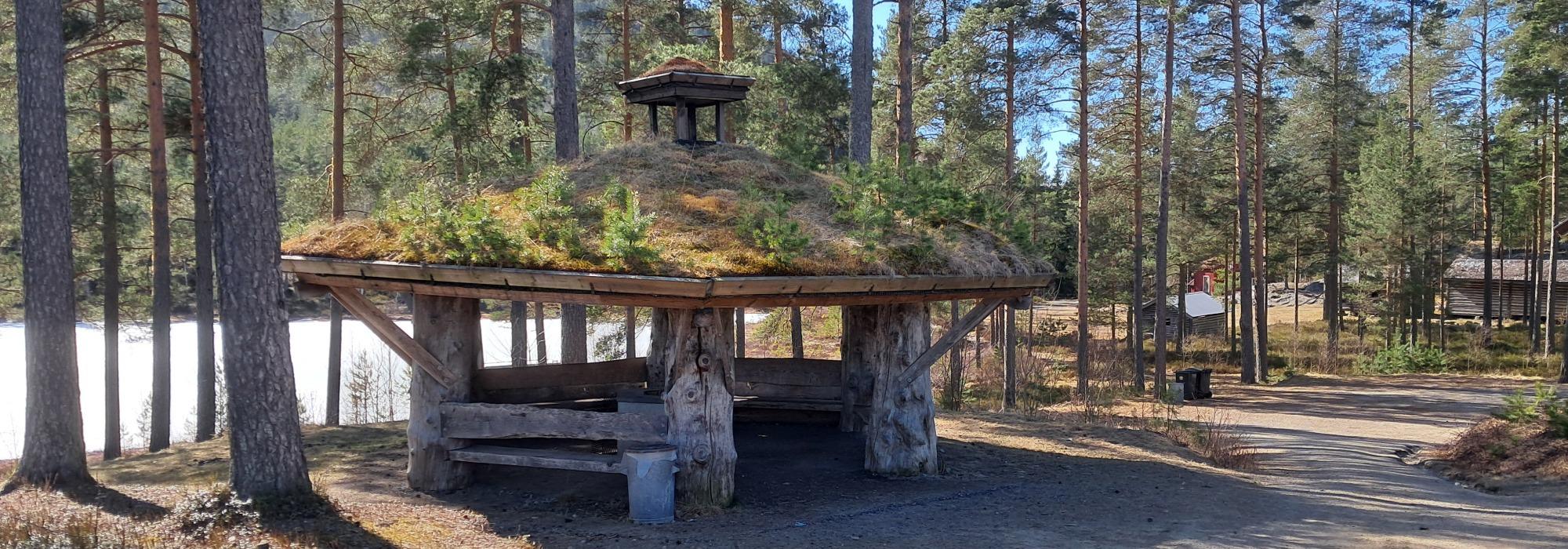 Natursti og bålkos på bygdetunet i Drangedal.