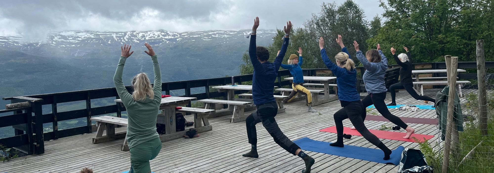 Unge Vaksne: Fjellyoga på Hanguren