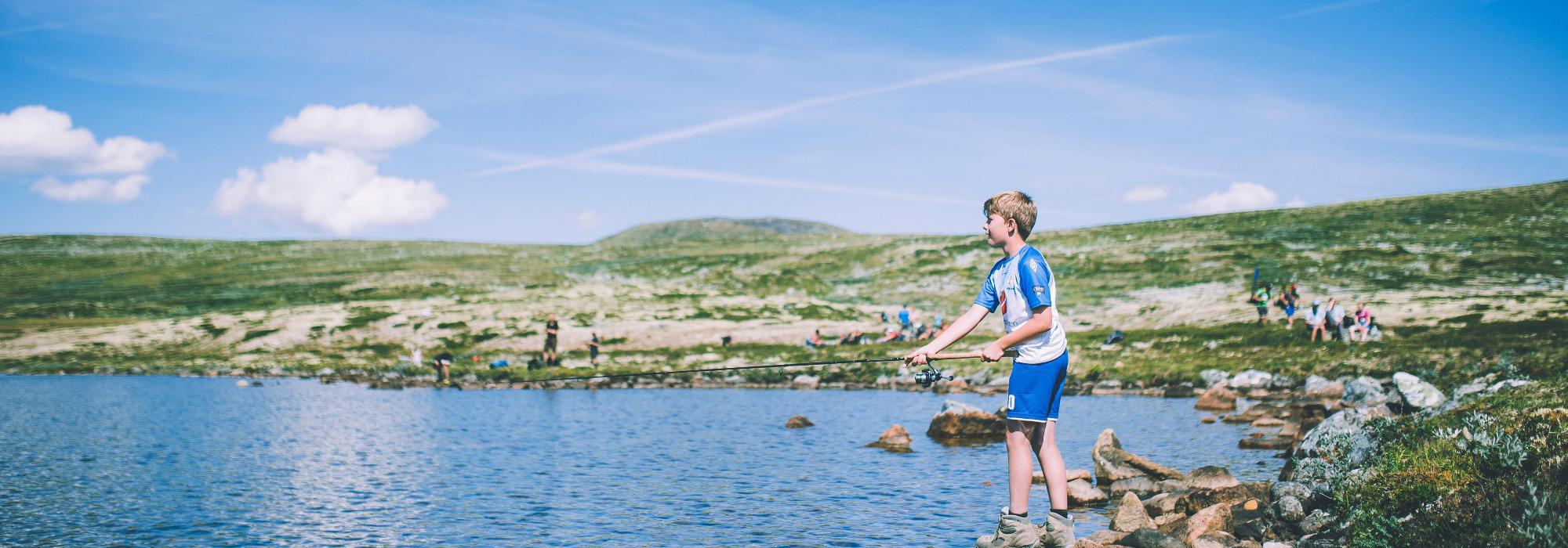 Fiskekonkurranse og naturbingo på Heggdalsvatnet med Barnas Turlag Luster