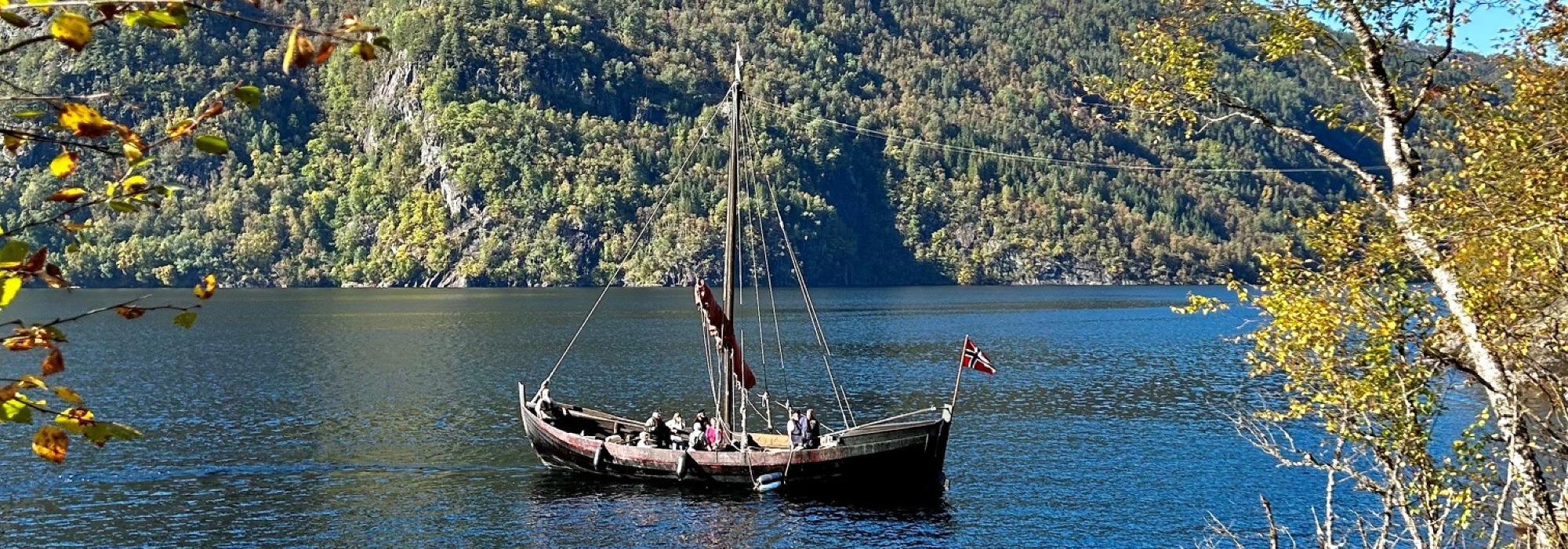 Med Brørvikskuto til veglause gardar langs Veafjorden
