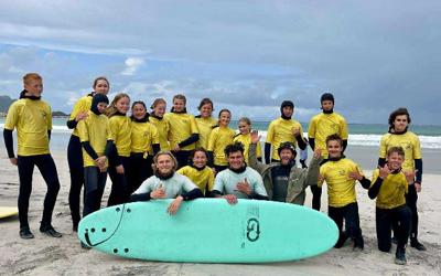 Surfing på Flakstad for Ungdom