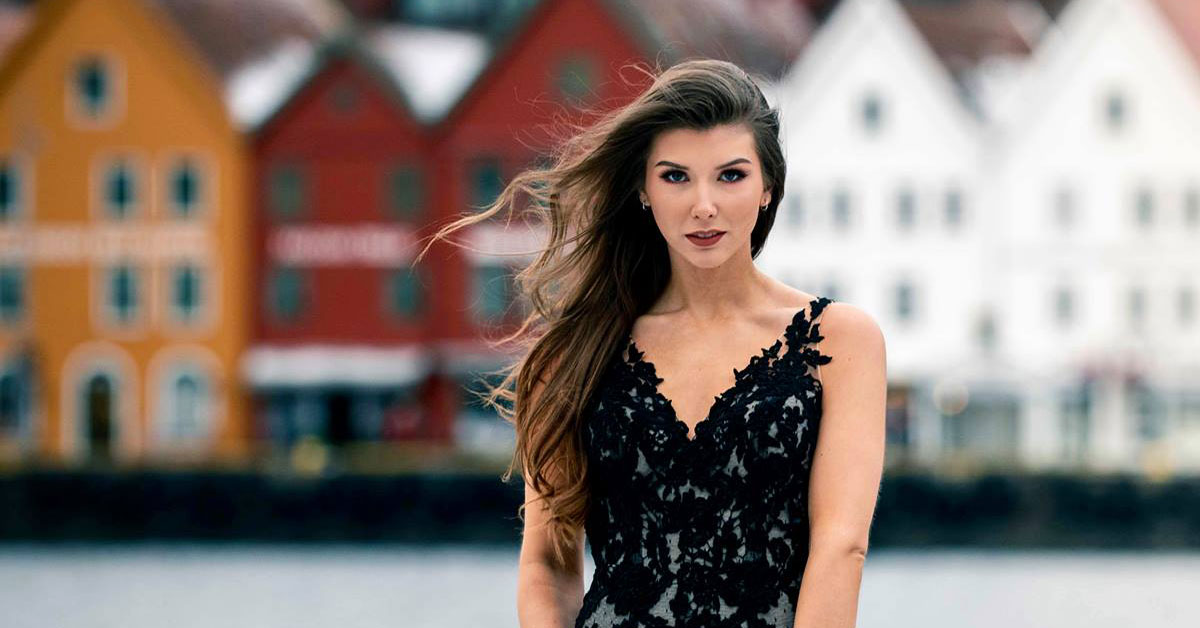 Madelen Michelsen, Miss World Norway 2018, i flott kjole, med bryggen i Bergen i bakgrunnen